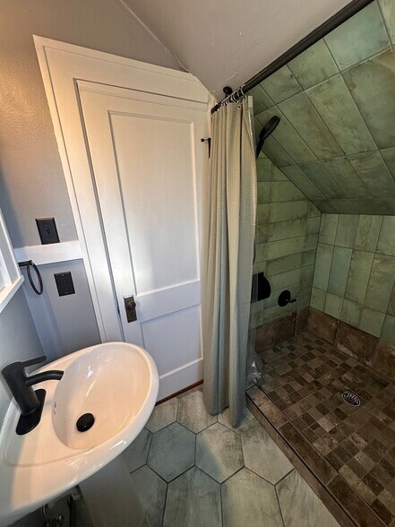 Building Photo - 718 Griggs St N