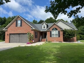 Building Photo - Beautiful Brick Home with Bonus Room in Desirable Berne Glade!