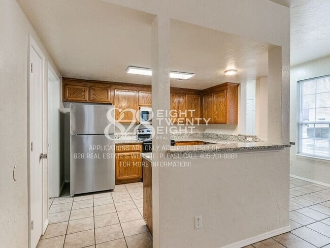 Building Photo - *AVAILABLE NOW!* Spacious 3 Bed/2.5 Bath Duplex Townhome Available in Norman!