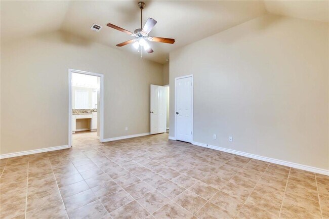 Building Photo - 2204 Grove Dr
