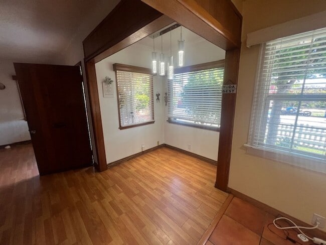 Building Photo - Charming 3 Bedroom 2 Bathroom, Long Beach Home for Lease!