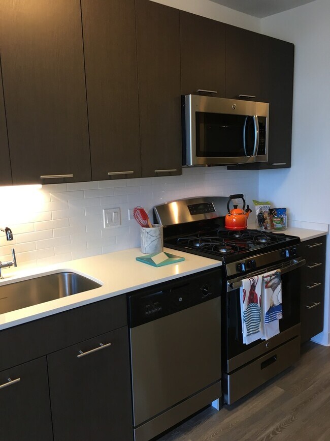 Building Photo - 637 N Wells St