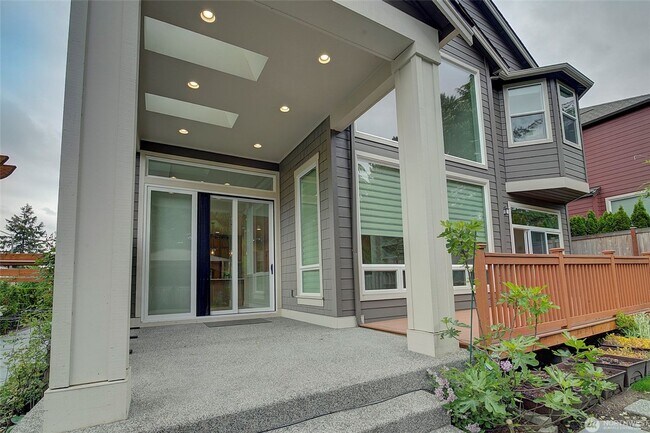 Building Photo - 5Bd/4Ba Bellevue House
