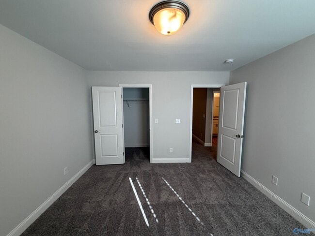 Building Photo - 3203 McClellan Wy SE