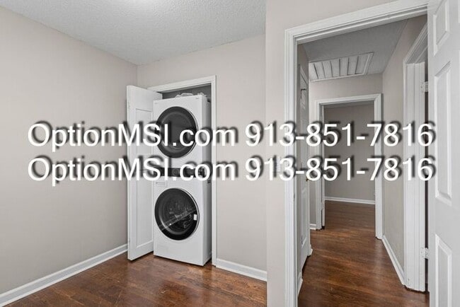 Building Photo - Welcome home to this beautifully updated 3-bedroom home in Kansas City, KS!