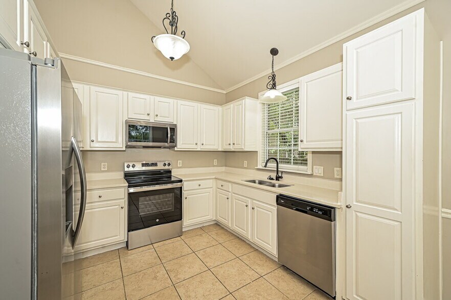 Building Photo - 1102 Burlington Ct