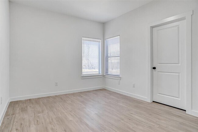 Building Photo - 1219 Bells Dr