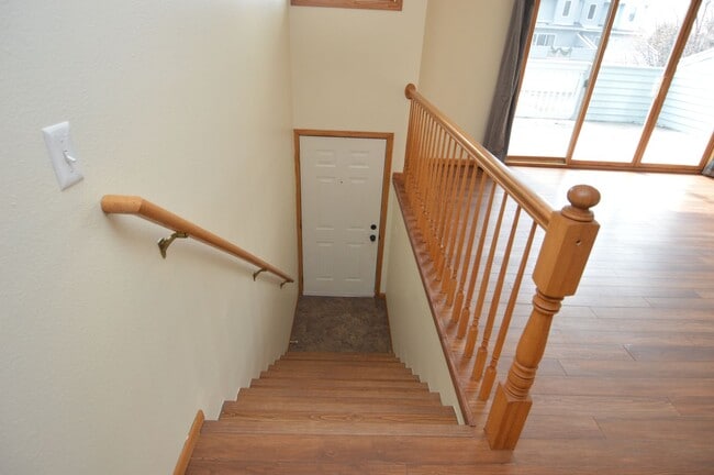 Building Photo - 2 Bed + Den, 2.5 Bathroom Townhouse for Rent