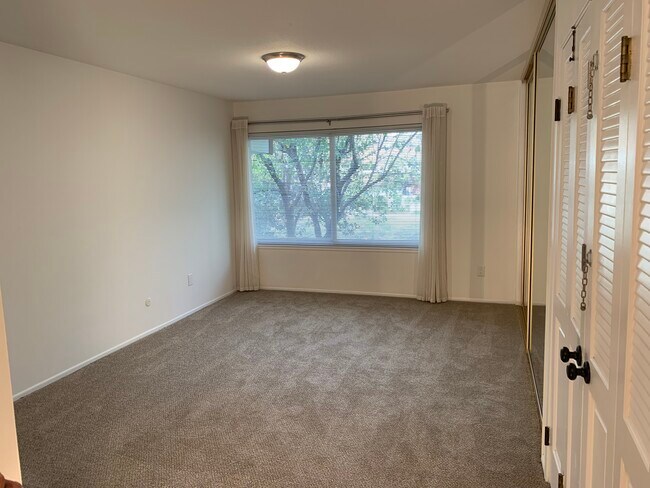 Building Photo - 10327 Larwin Ave