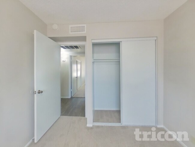 Building Photo - 313 W Nopal Pl