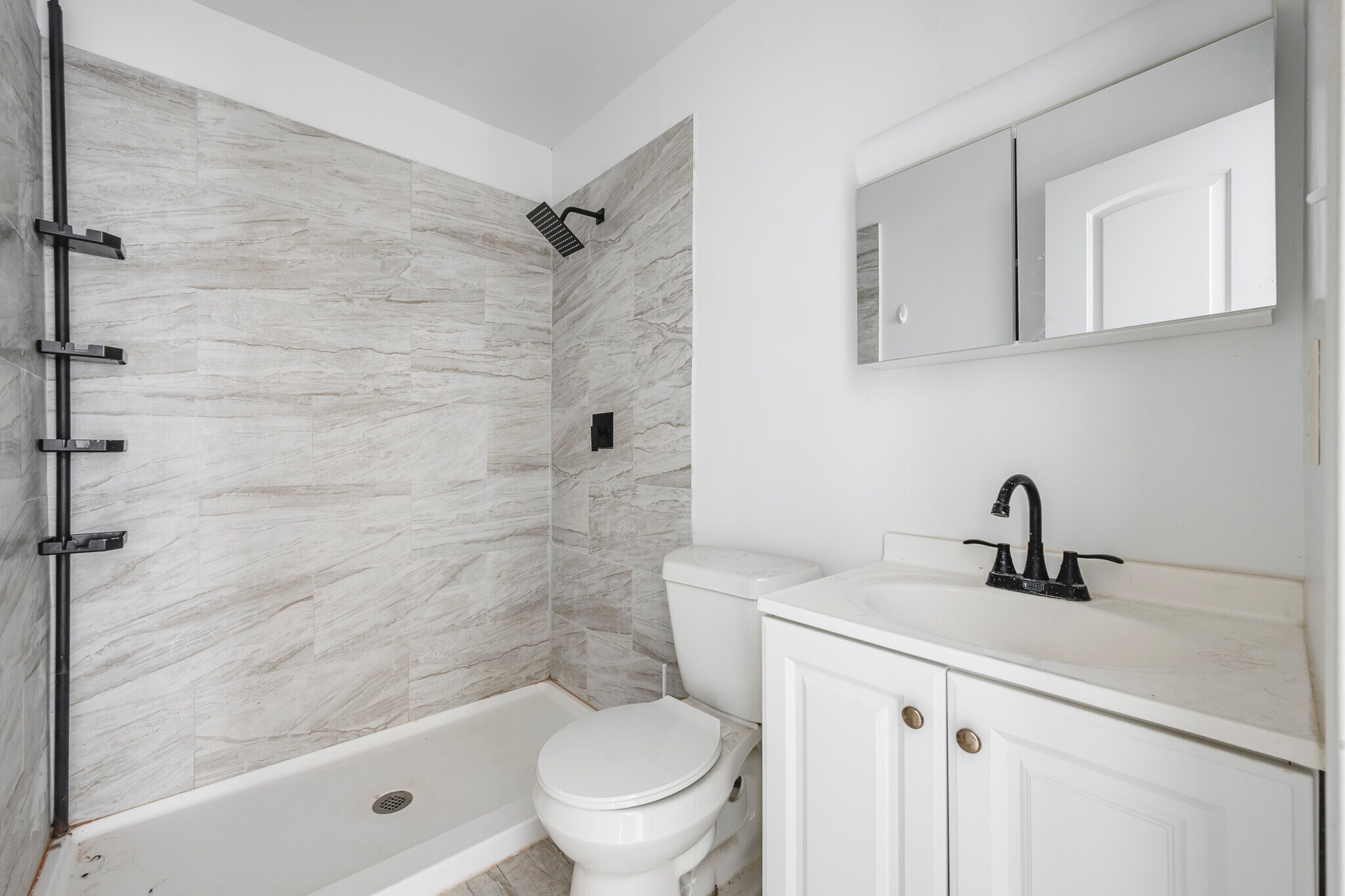 Building Photo - 725 E Morton St