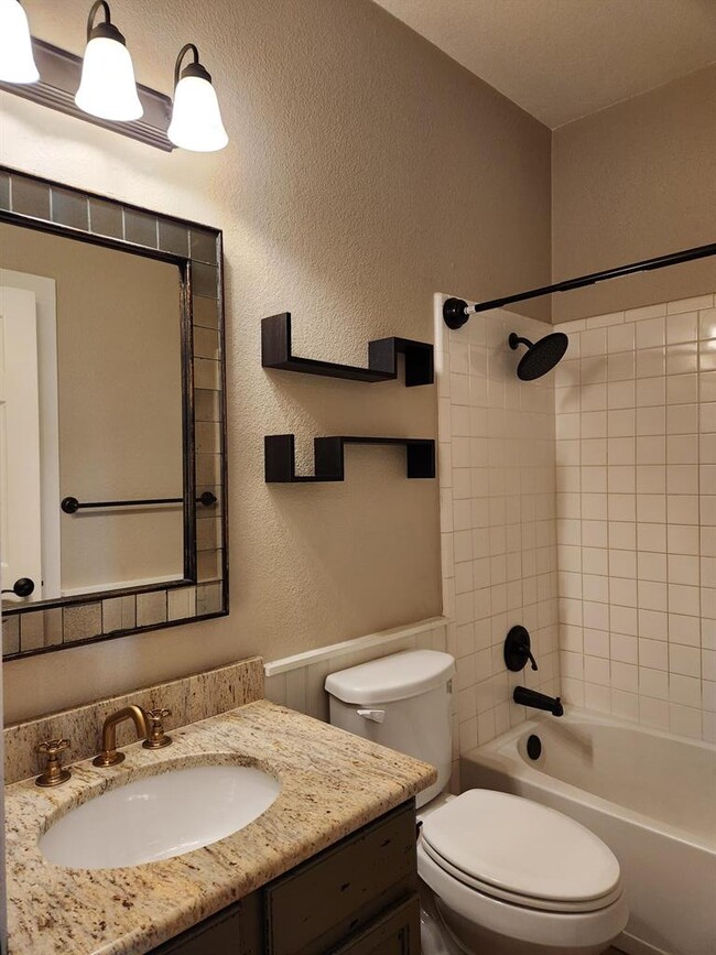 Building Photo - 207 Meadows Ln