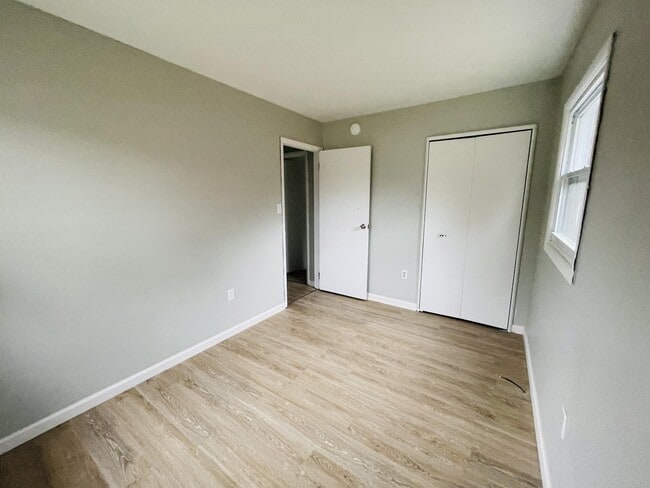 Building Photo - 1024 Plainview Dr