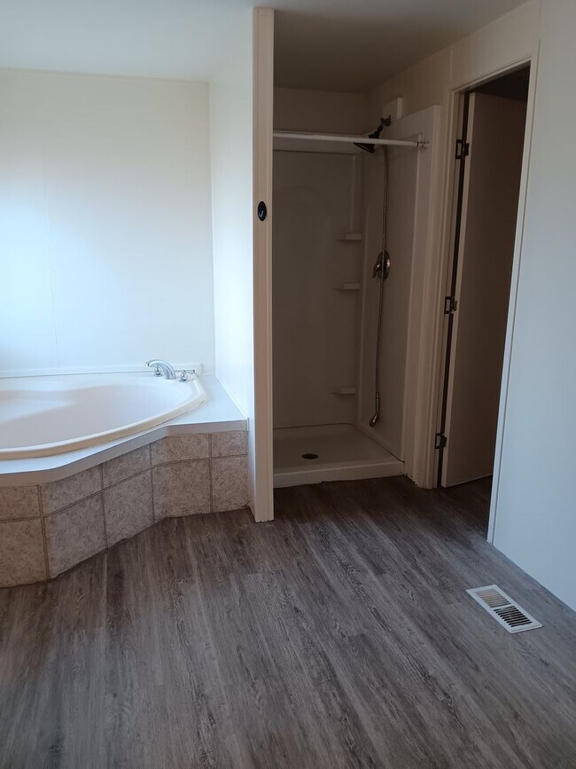 Building Photo - 4 Bed House in Cove