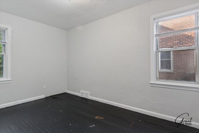 Building Photo - 3 bedroom bungalow - $1,200