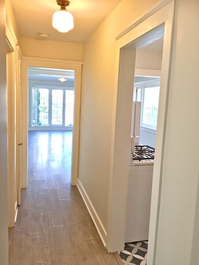 Building Photo - 156 S Catalina St