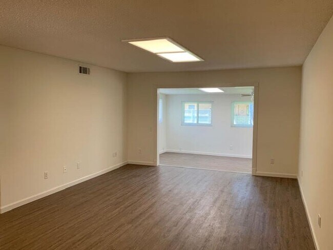 Building Photo - A beautiful Del Mar model for lease in Leisure Village