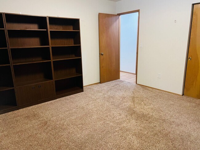 Building Photo - Charming Rambler 3-Bed/2-Bath Available Now!