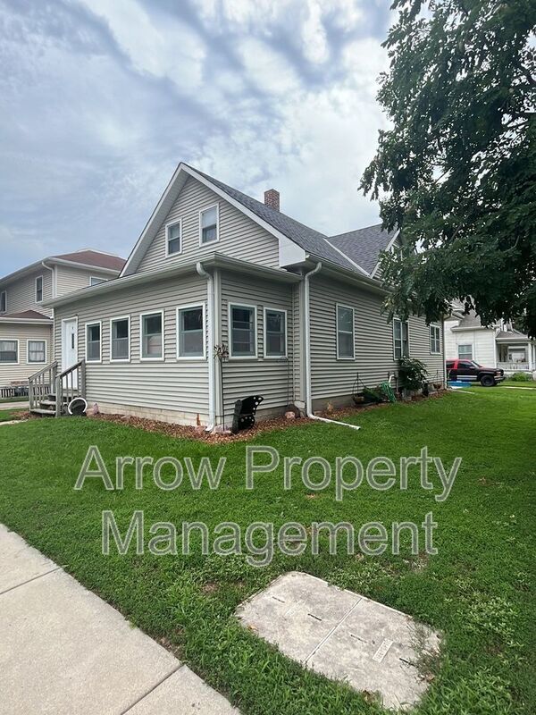 Building Photo - 1301 S 10th St