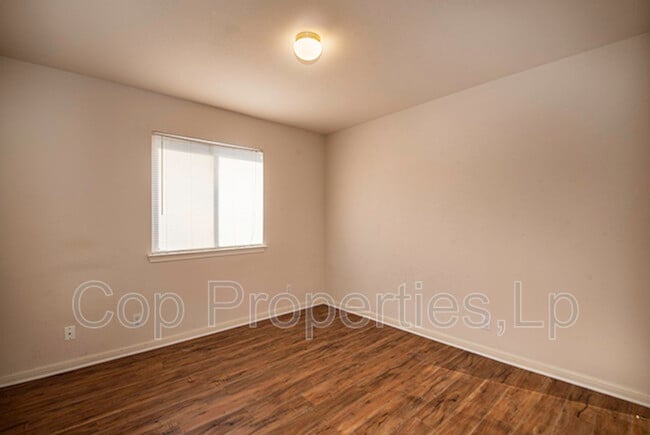 Building Photo - 8422 Whitebrush