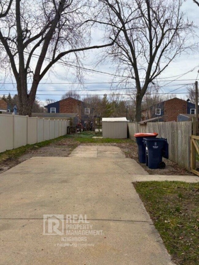 Building Photo - Welcome to Spacious 4 Bedroom, 1 Bathroom Holland Home