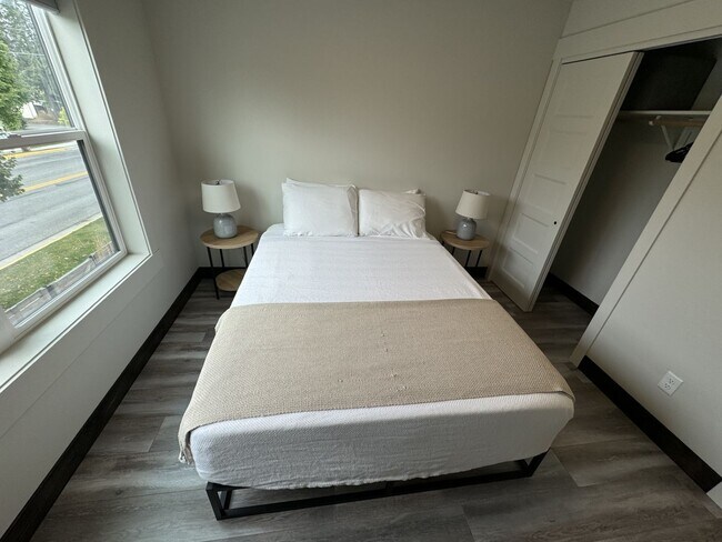 Building Photo - Whitefish townhouse for rent! 3 bed 2.5 bath 1 car attached garage. Walking distance to downtown ...