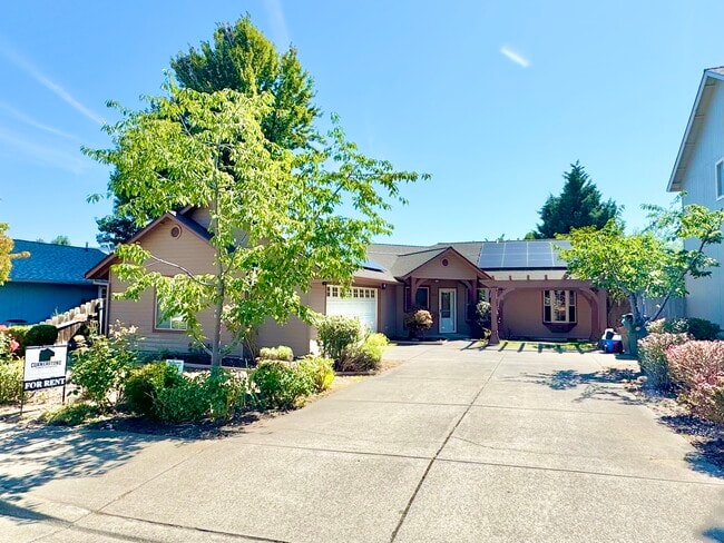 Building Photo - 260 Arnos St