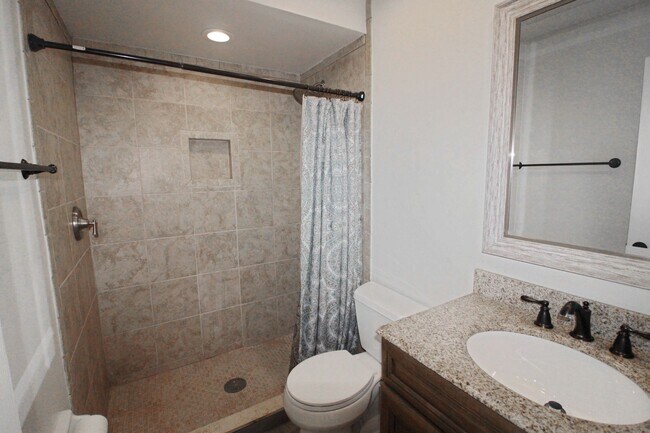Building Photo - 420 Mt Vernon Dr