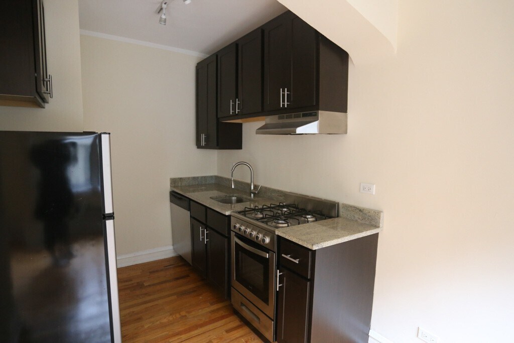 Building Photo - 4742 N Hermitage Ave