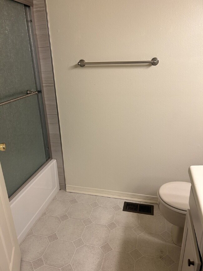 Building Photo - "Charming 2-Bed Condo Retreat with 2.5 Baths in Littleton - 1000 Sq Ft of Comfort!"