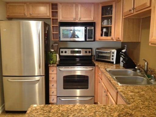 Building Photo - RB Luxury 2 Br Townhome 2 car spots Laundry $3190 TEXT 619-565-3468