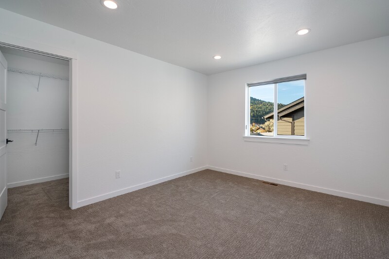 Building Photo - 124 W View Dr