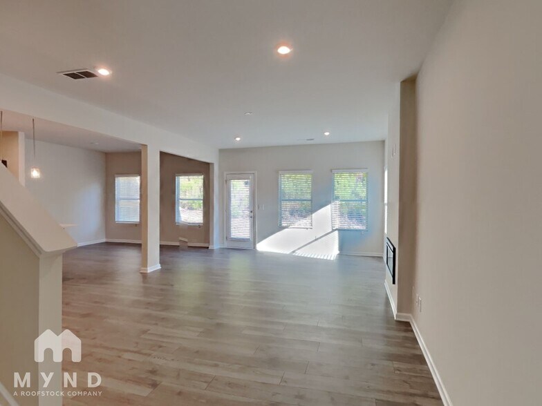 Building Photo - 1187 Park Center Cir