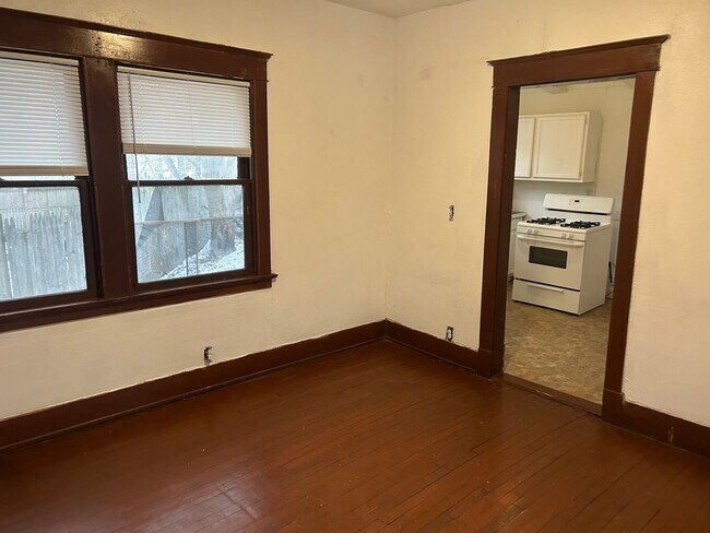 Building Photo - 3 Bedroom House