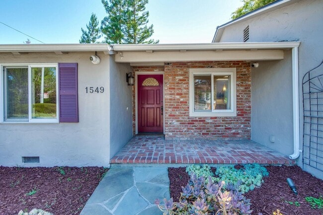 Building Photo - Beautiful 4 bedroom, 3 bath in desirable C...