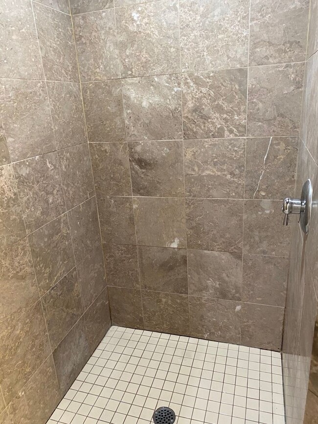 Building Photo - 3 Bedroom, 1.5 Bath Single Family Home Available Now!