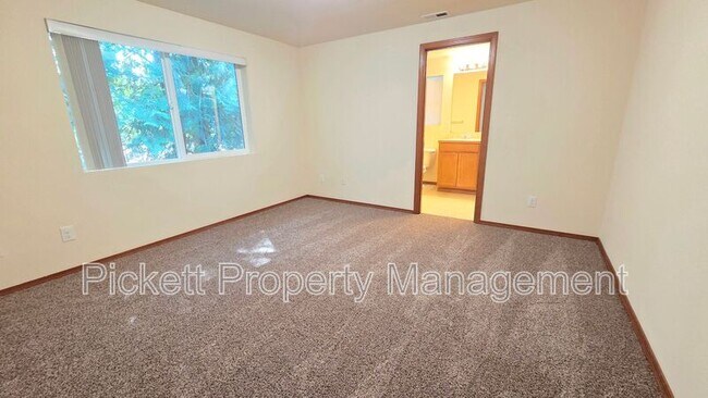 Building Photo - 6710 Takota Pl NE
