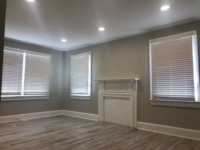 Building Photo - AVAILABLE TO SHOW!