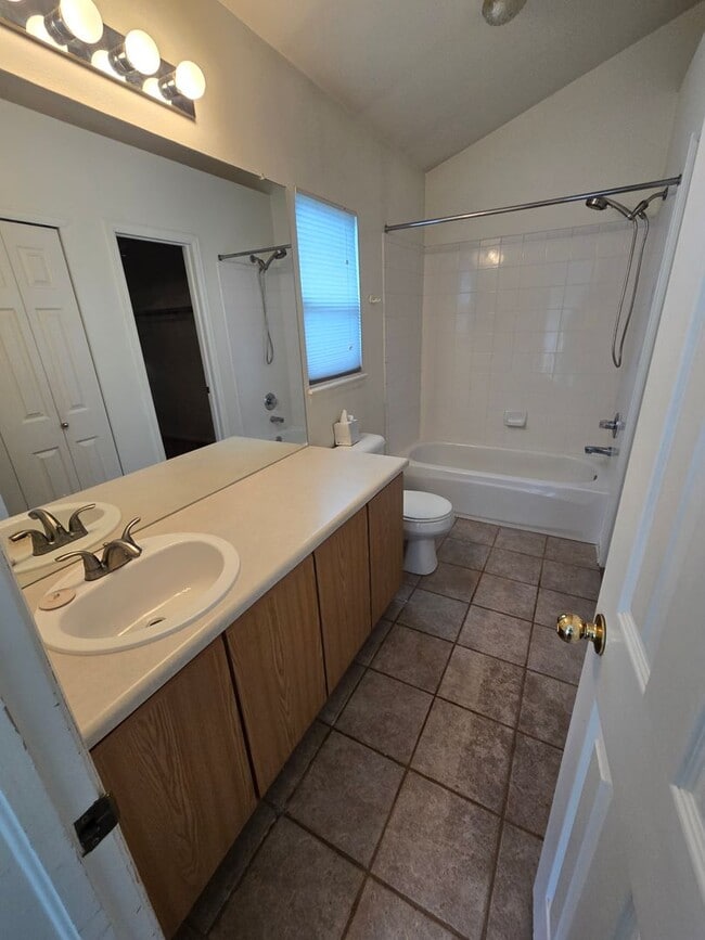 Building Photo - Great 3 bedroom townhome