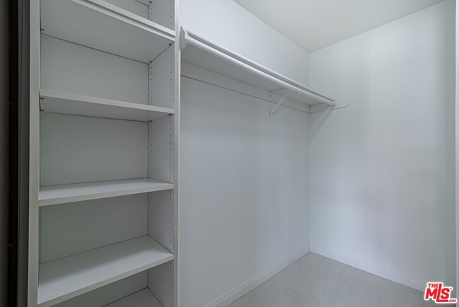 Building Photo - 723 Westmount Dr