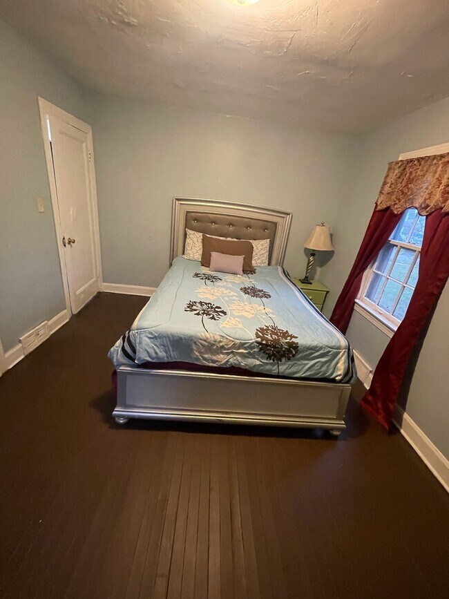 Building Photo - 559 E Avondale Ave