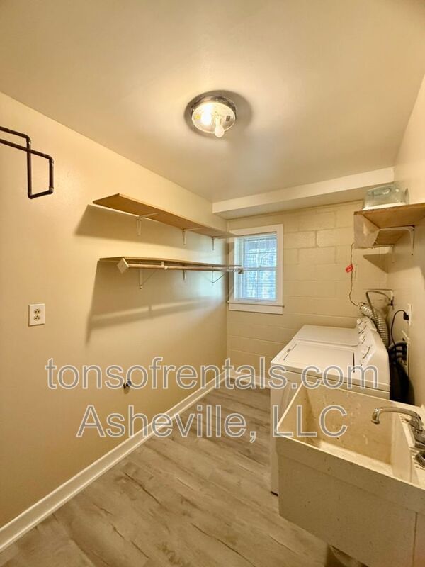 Building Photo - 161 Dogwood Dr