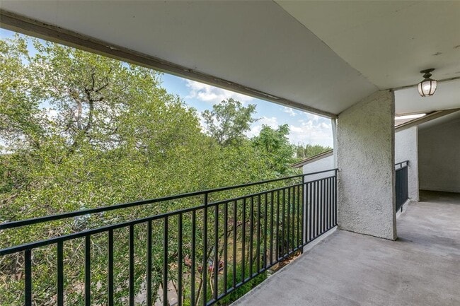 Building Photo - 6910 Hart Ln