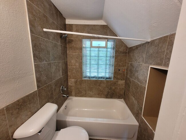Building Photo - 2 bedroom, 1.5 bathroom home with detached garage!