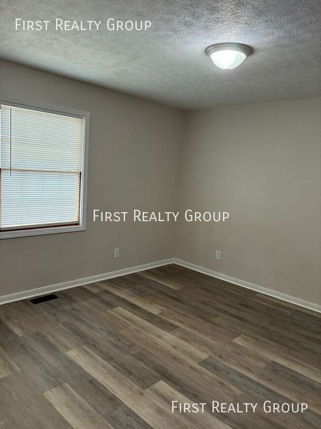 Building Photo - 904 Forest Ave