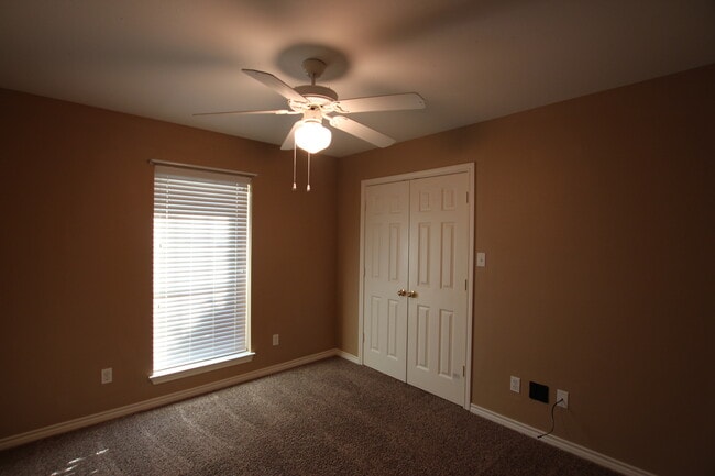 Building Photo - Coming Soon! 3 Bedroom in Flint!