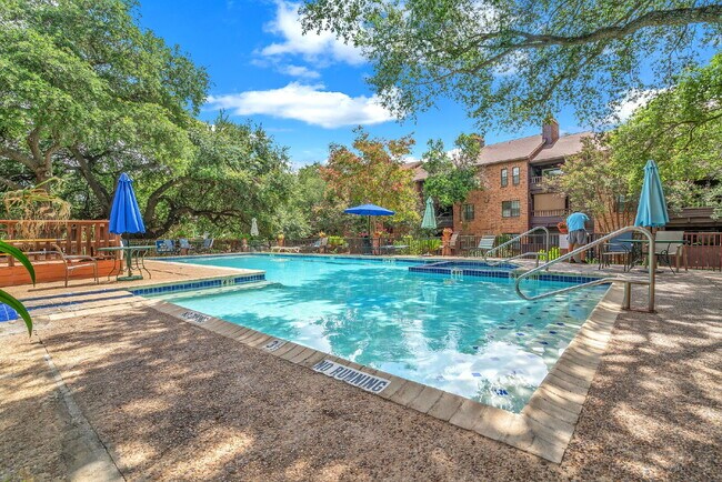 Building Photo - Where Comfort Meets Everyday Luxury!