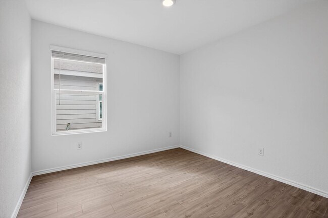 Building Photo - Modern 4-Bedroom Home in Crescent Hills – Open Concept & Private Yard