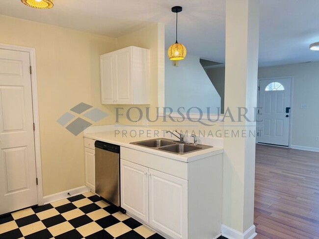 Building Photo - Inviting Townhome with En-Suite Secondary Bedroom, Back Patio & Community Pool – Raleigh Location