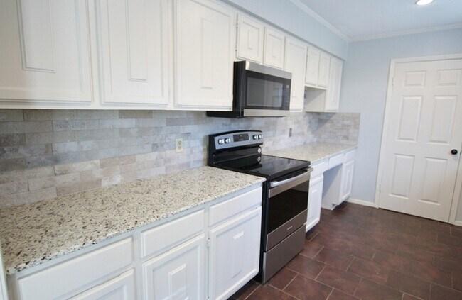 Building Photo - Available Now: Stunning 4-bedroom, 2-bath ...
